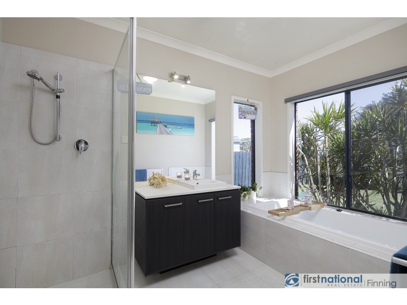 4 Whitcombe Mews, Cranbourne VIC 3977