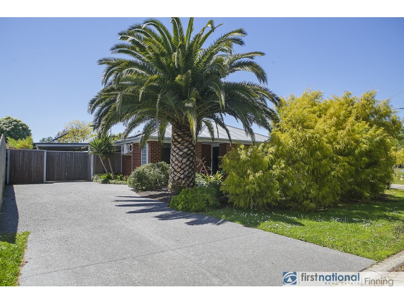 18 Caroline Crescent, Cranbourne West VIC 3977