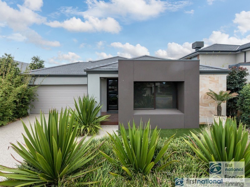 10 Eliburn Drive, Cranbourne East VIC 3977