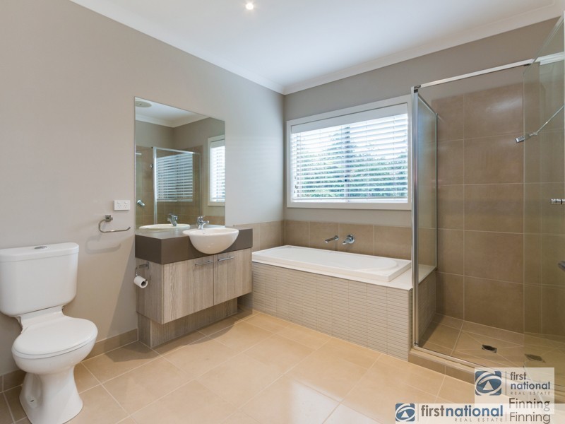 10 Eliburn Drive, Cranbourne East VIC 3977