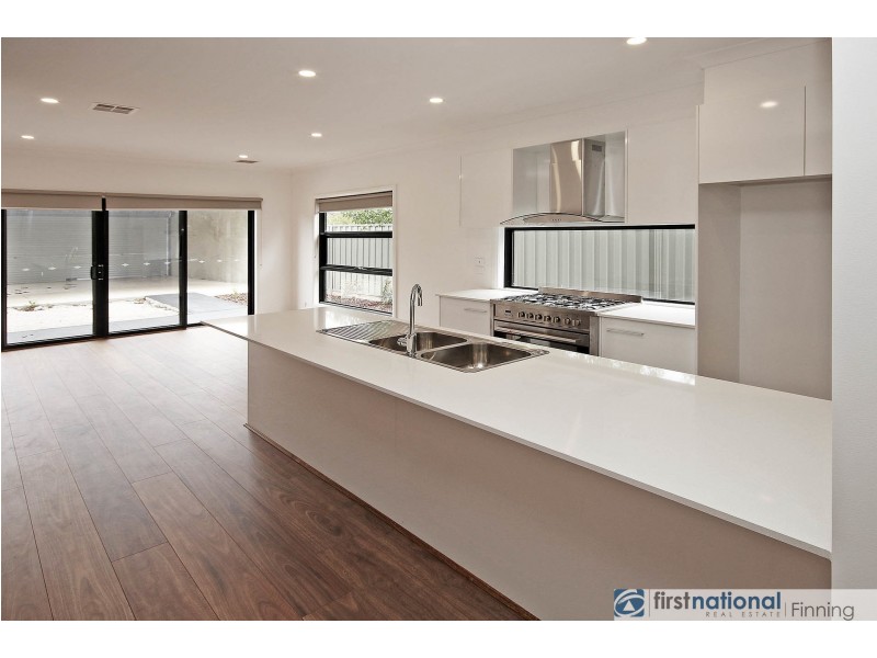 31 Elmslie Drive, Cranbourne East VIC 3977