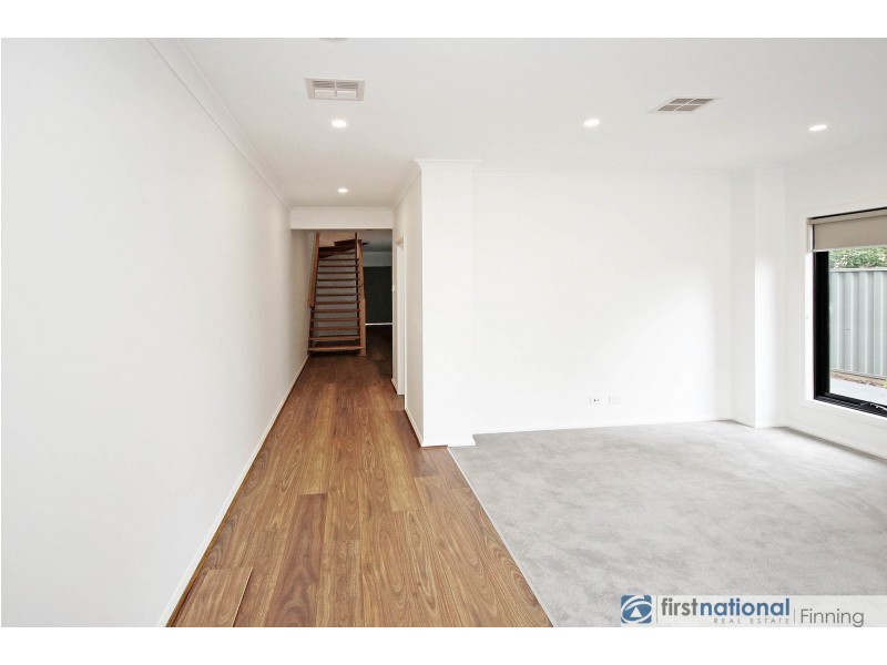 31 Elmslie Drive, Cranbourne East VIC 3977