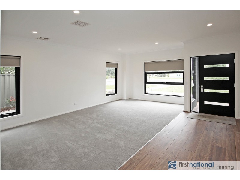 31 Elmslie Drive, Cranbourne East VIC 3977