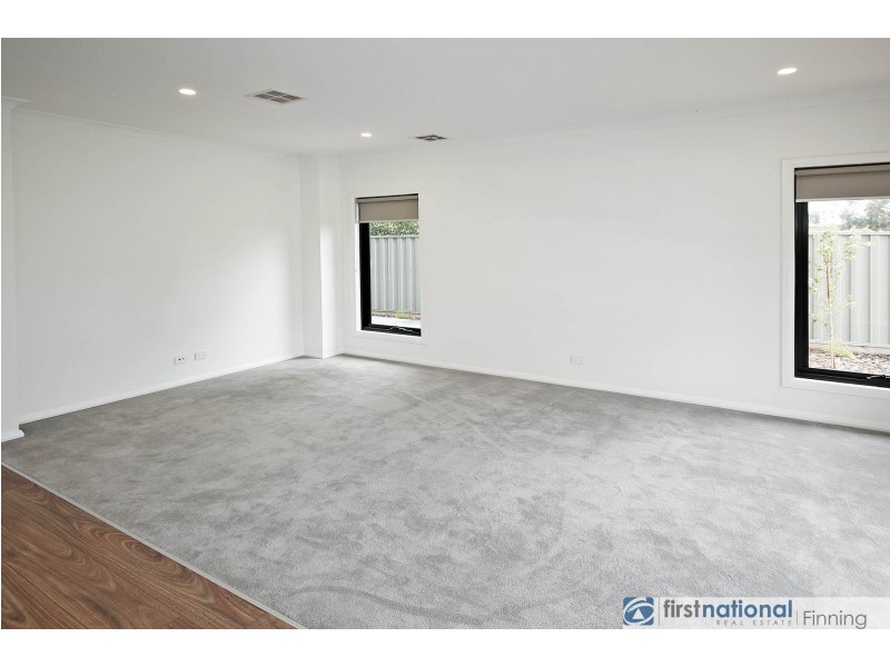 31 Elmslie Drive, Cranbourne East VIC 3977