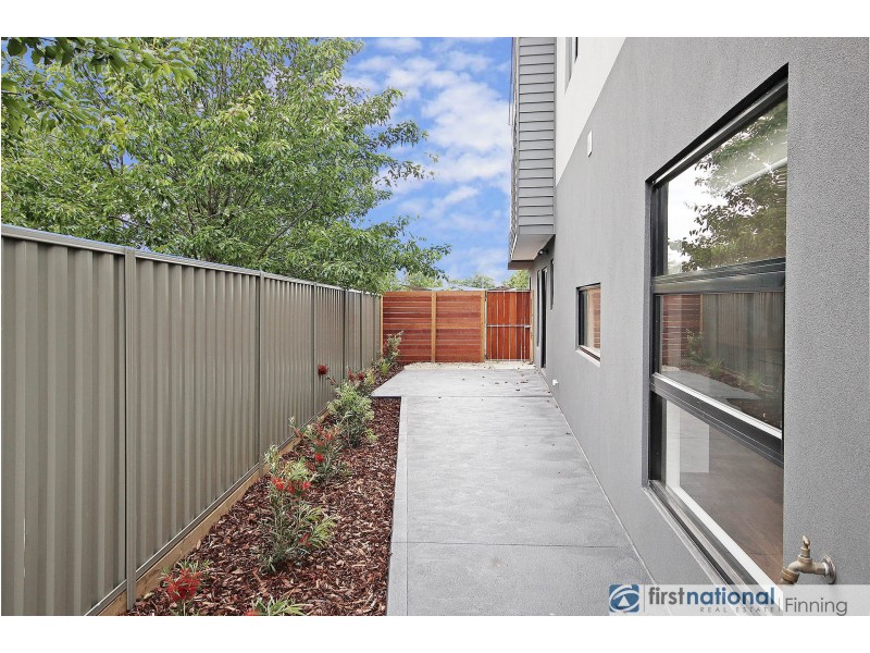 31 Elmslie Drive, Cranbourne East VIC 3977