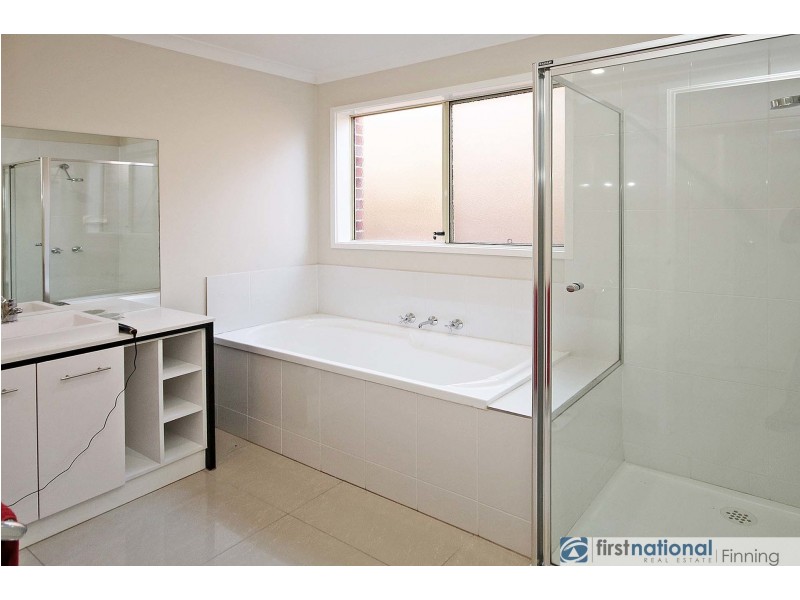 16 Central Avenue, Pakenham VIC 3810