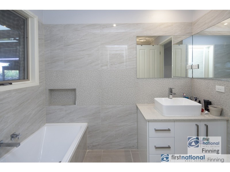 18 Rebecca Court, Cranbourne North VIC 3977