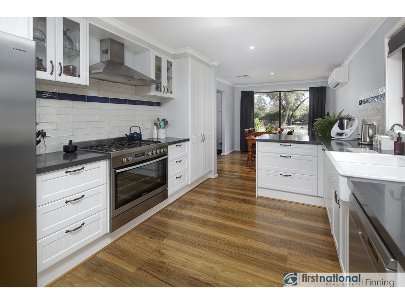 14 Browns Road, Devon Meadows VIC 3977