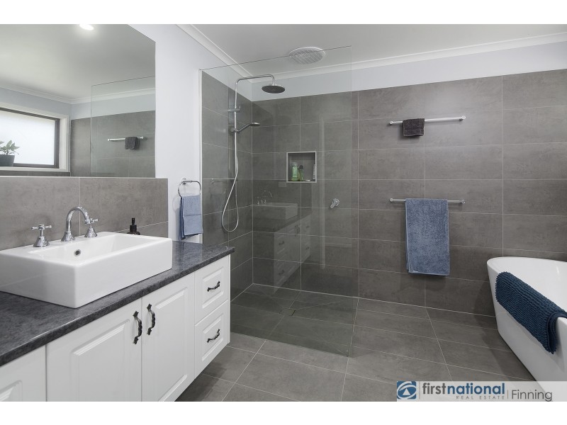 14 Browns Road, Devon Meadows VIC 3977