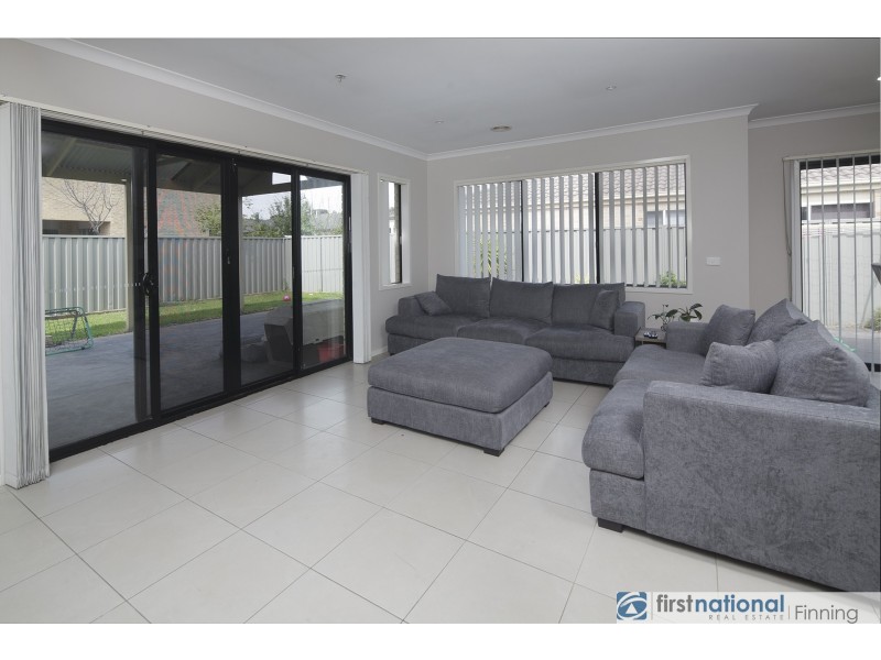 11 Statesman Circuit, Cranbourne East VIC 3977