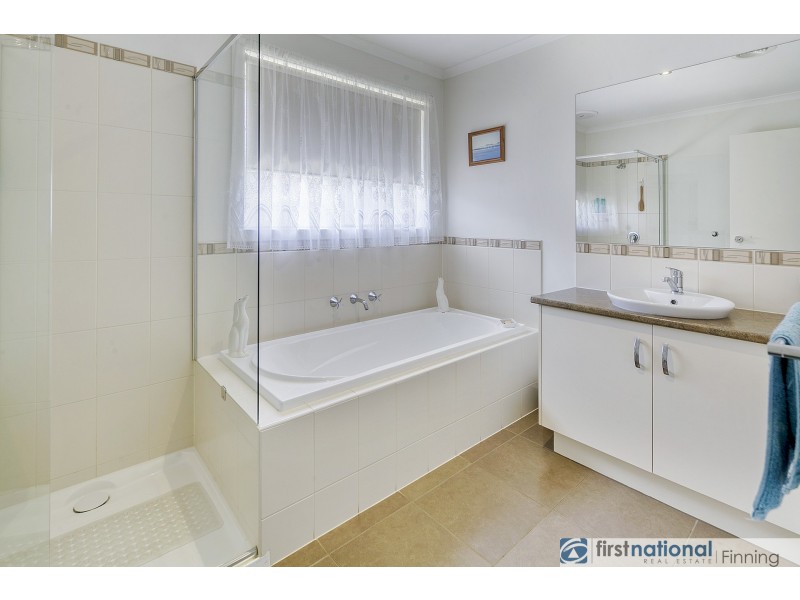 80 Mountainview Boulevard, Cranbourne North VIC 3977