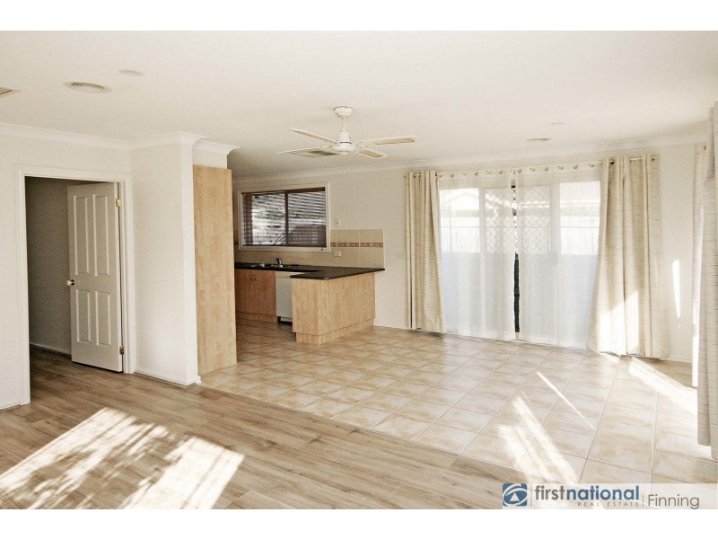 1/28 Dearing Avenue, Cranbourne VIC 3977