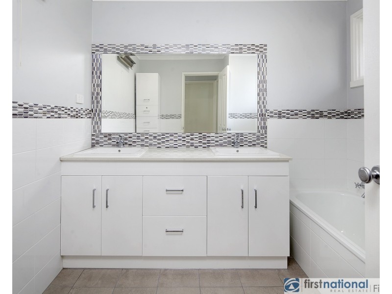 1/24 Damian Court, Cranbourne VIC 3977