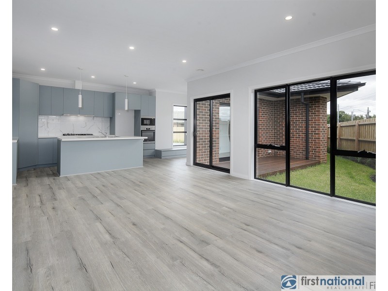 2/24 Damian Court, Cranbourne VIC 3977