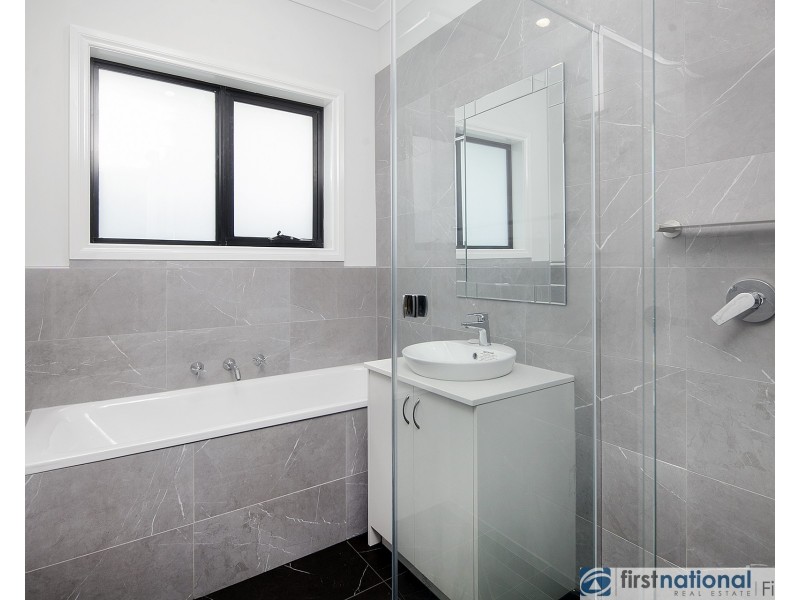 2/24 Damian Court, Cranbourne VIC 3977