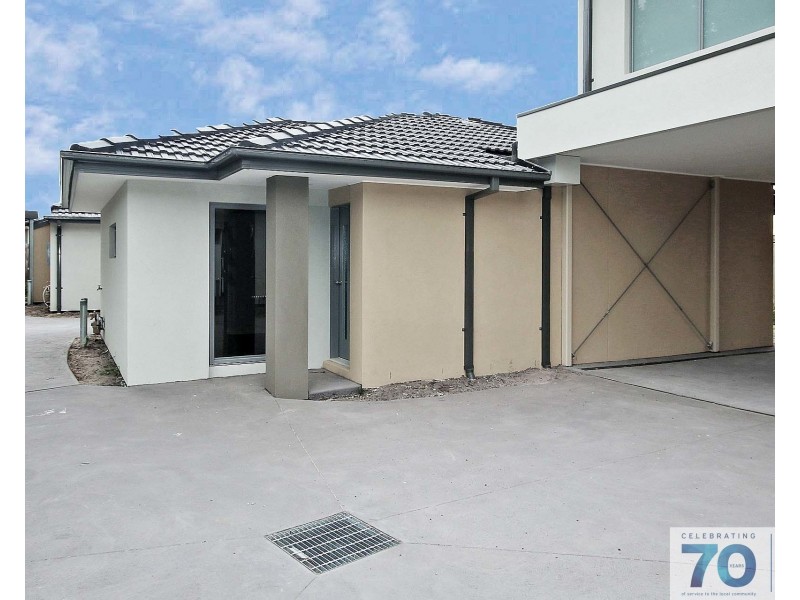2/17 Valepark Crescent, Cranbourne VIC 3977