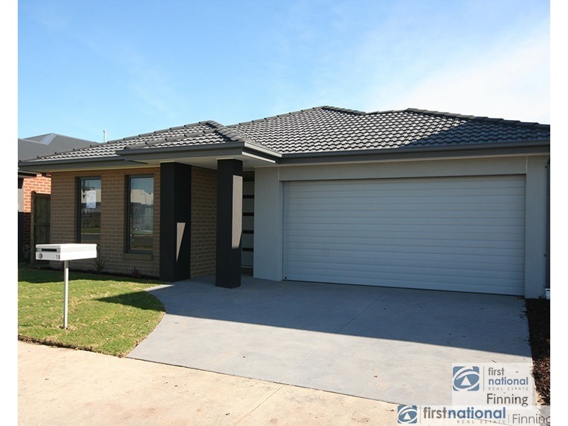 18 Lindwall Drive, Cranbourne West VIC 3977