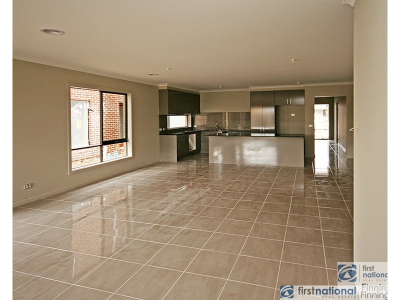 18 Lindwall Drive, Cranbourne West VIC 3977