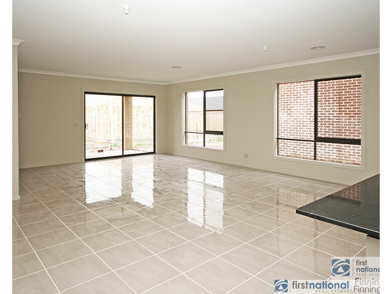 18 Lindwall Drive, Cranbourne West VIC 3977