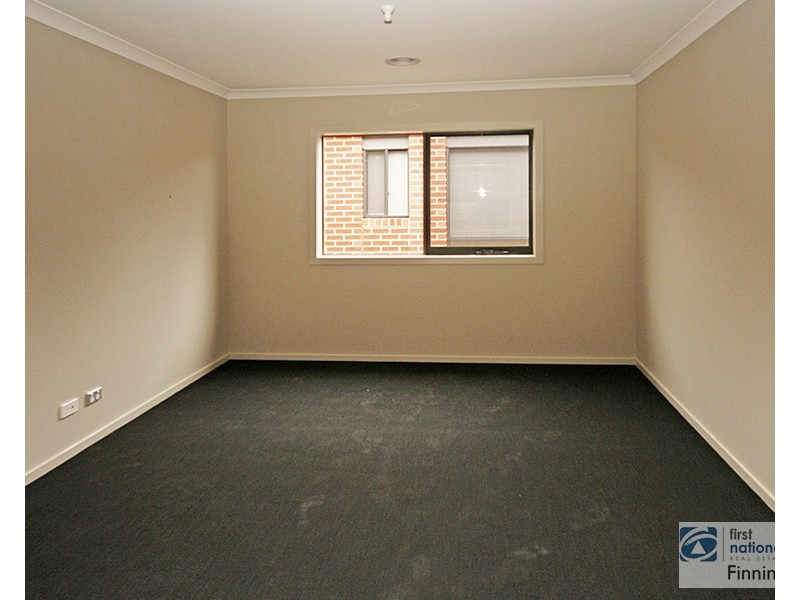 18 Lindwall Drive, Cranbourne West VIC 3977