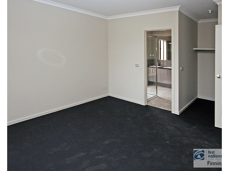 18 Lindwall Drive, Cranbourne West VIC 3977