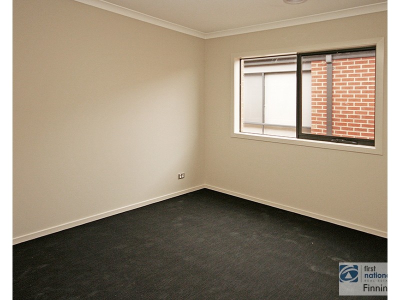 18 Lindwall Drive, Cranbourne West VIC 3977