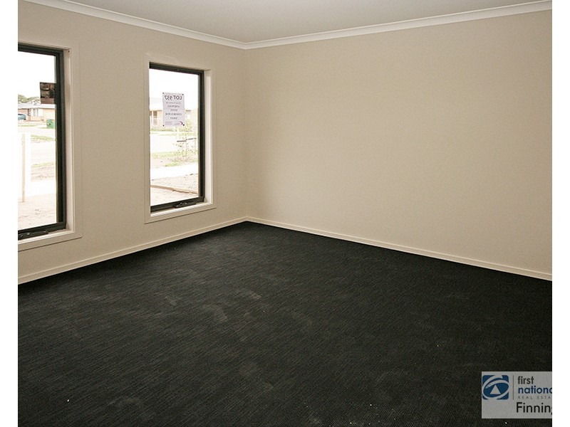 18 Lindwall Drive, Cranbourne West VIC 3977