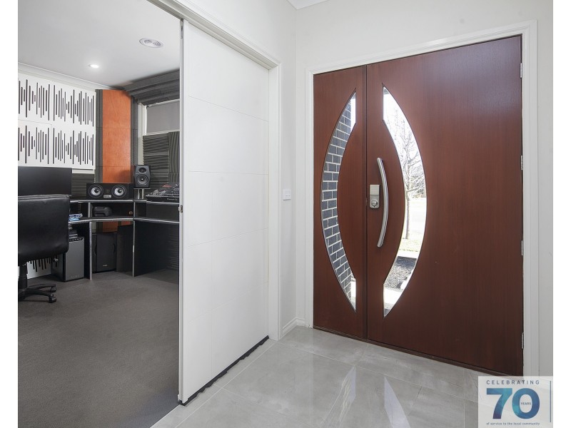 15 Lindwall Drive, Cranbourne West VIC 3977