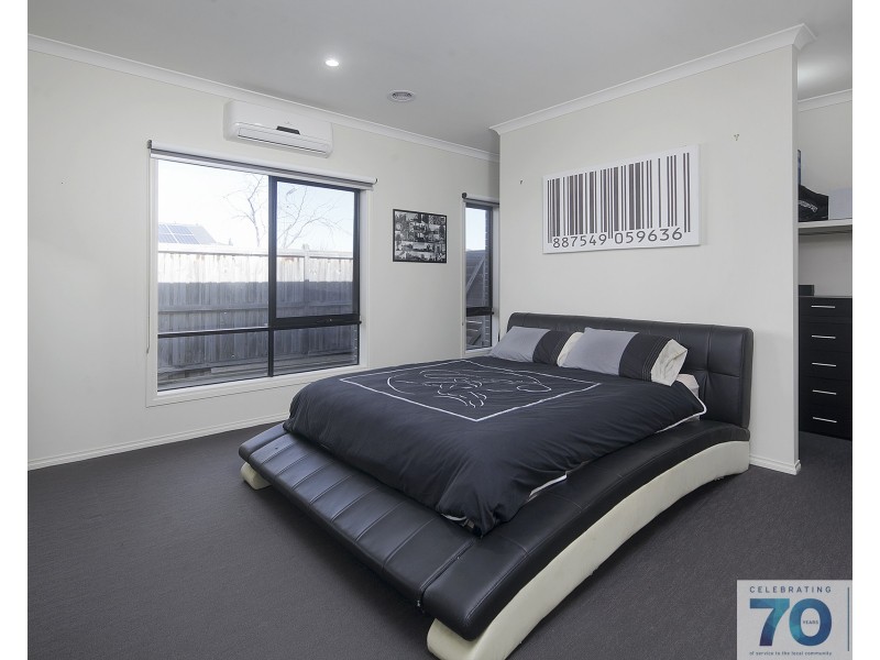 15 Lindwall Drive, Cranbourne West VIC 3977