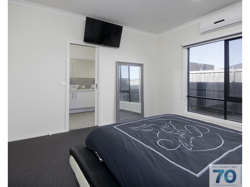 15 Lindwall Drive, Cranbourne West VIC 3977