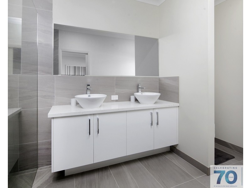 15 Lindwall Drive, Cranbourne West VIC 3977