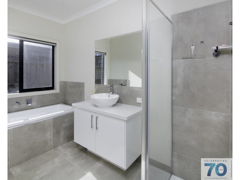 15 Lindwall Drive, Cranbourne West VIC 3977