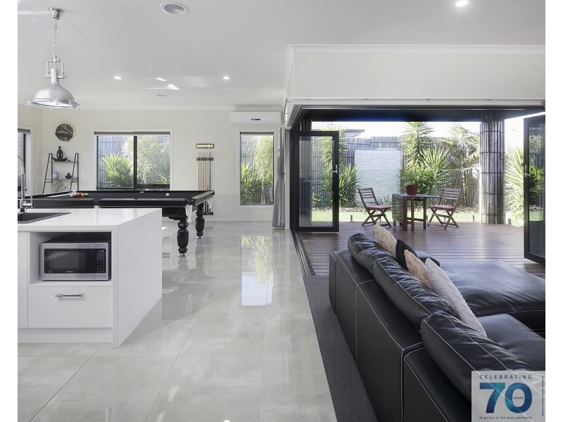15 Lindwall Drive, Cranbourne West VIC 3977