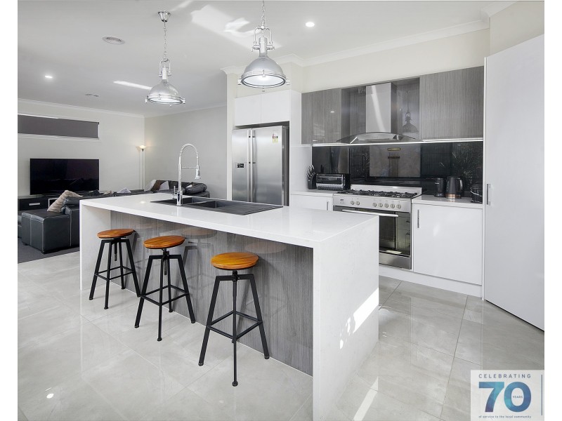 15 Lindwall Drive, Cranbourne West VIC 3977