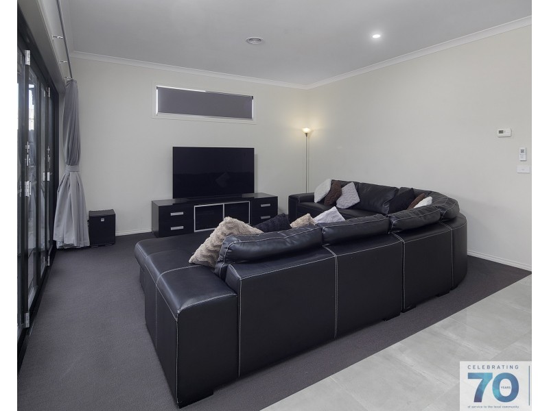 15 Lindwall Drive, Cranbourne West VIC 3977