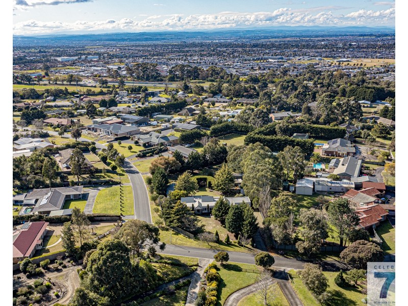 11 Earlston Circuit, Cranbourne VIC 3977