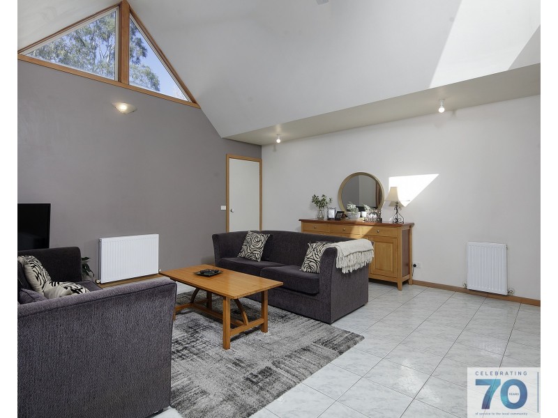 11 Earlston Circuit, Cranbourne VIC 3977