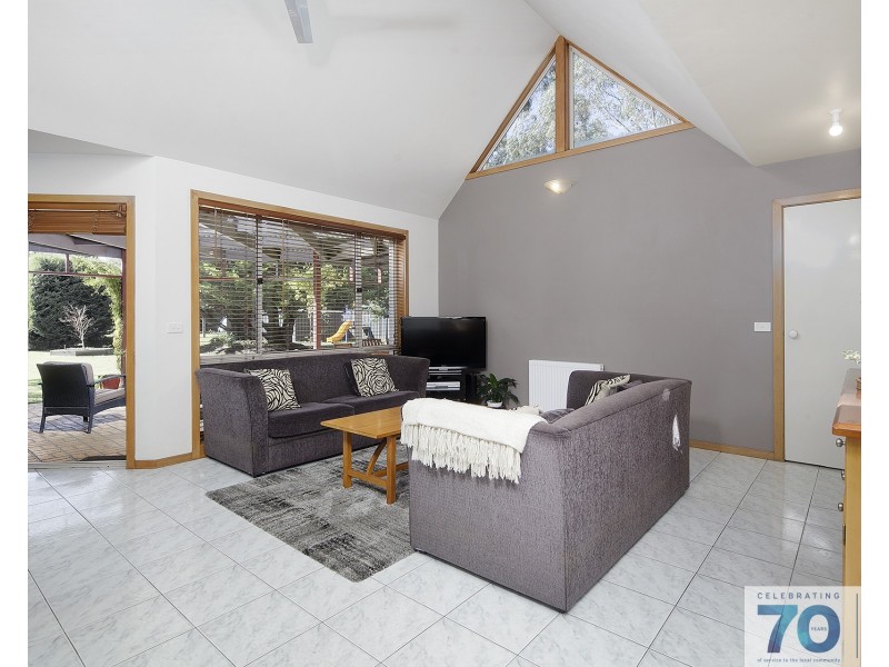 11 Earlston Circuit, Cranbourne VIC 3977