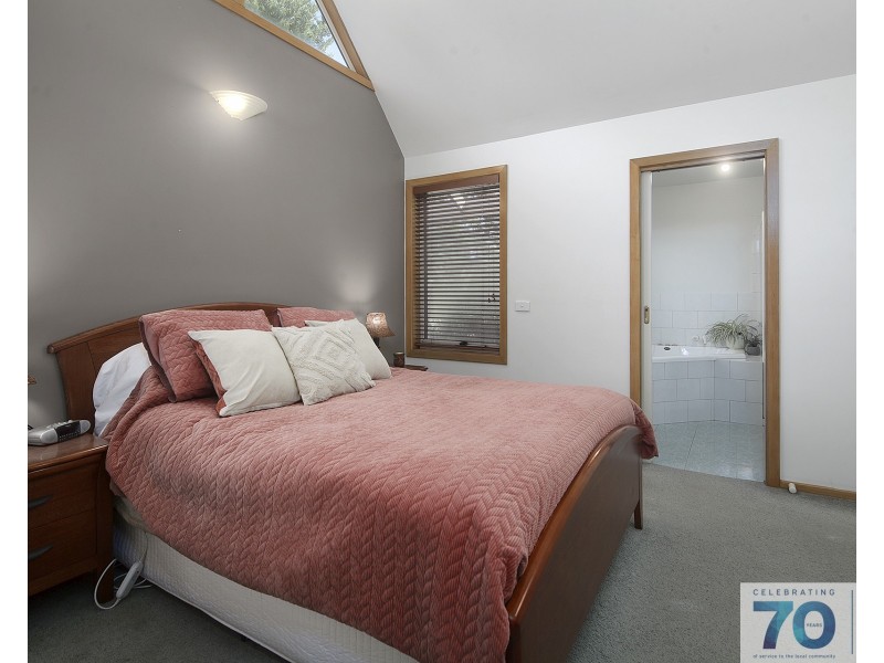 11 Earlston Circuit, Cranbourne VIC 3977