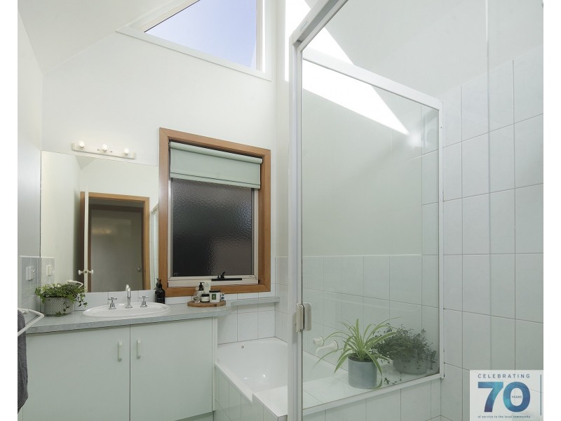 11 Earlston Circuit, Cranbourne VIC 3977