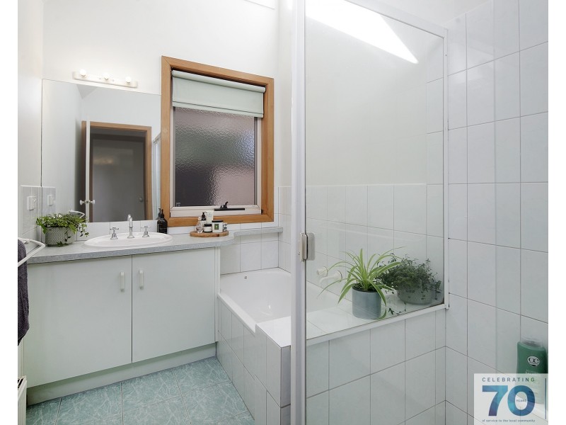 11 Earlston Circuit, Cranbourne VIC 3977