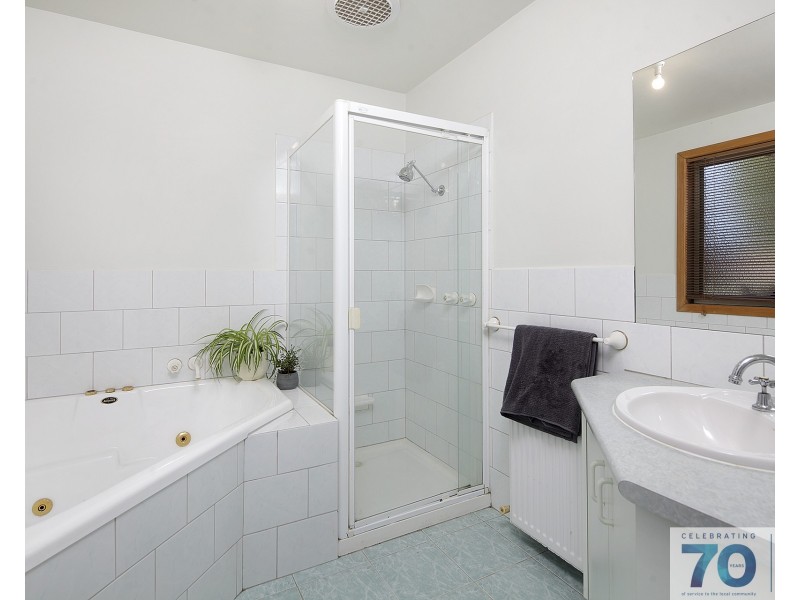 11 Earlston Circuit, Cranbourne VIC 3977