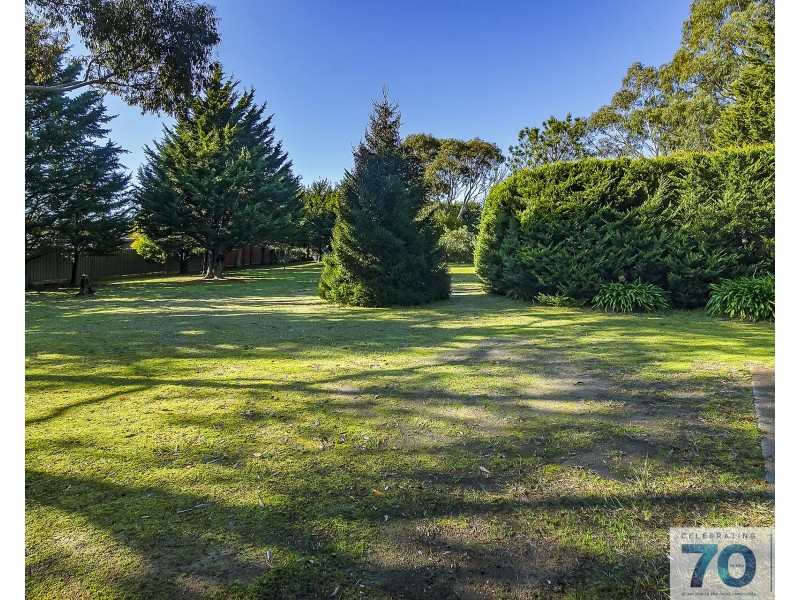 11 Earlston Circuit, Cranbourne VIC 3977
