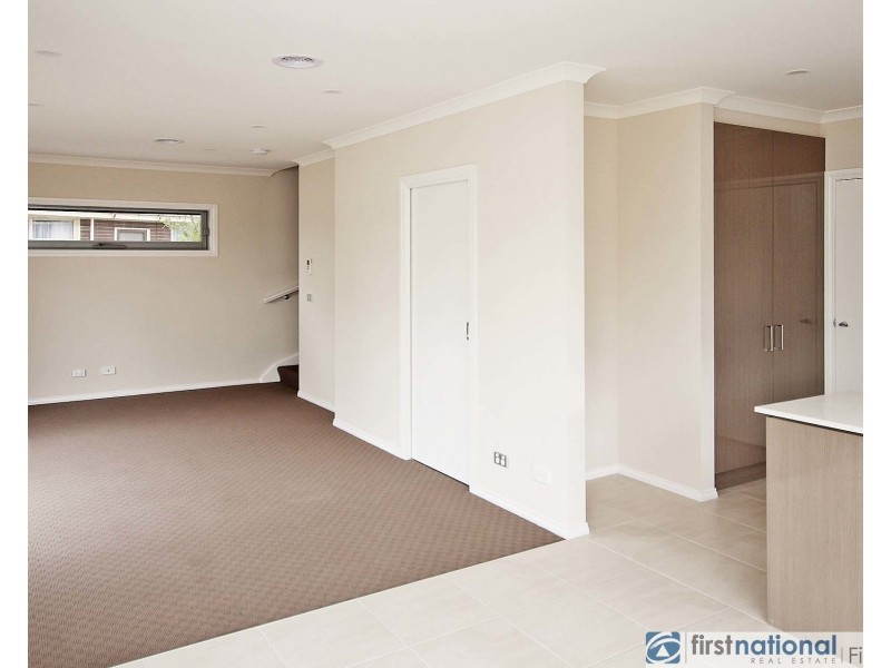 1/17 Valepark Crescent, Cranbourne VIC 3977