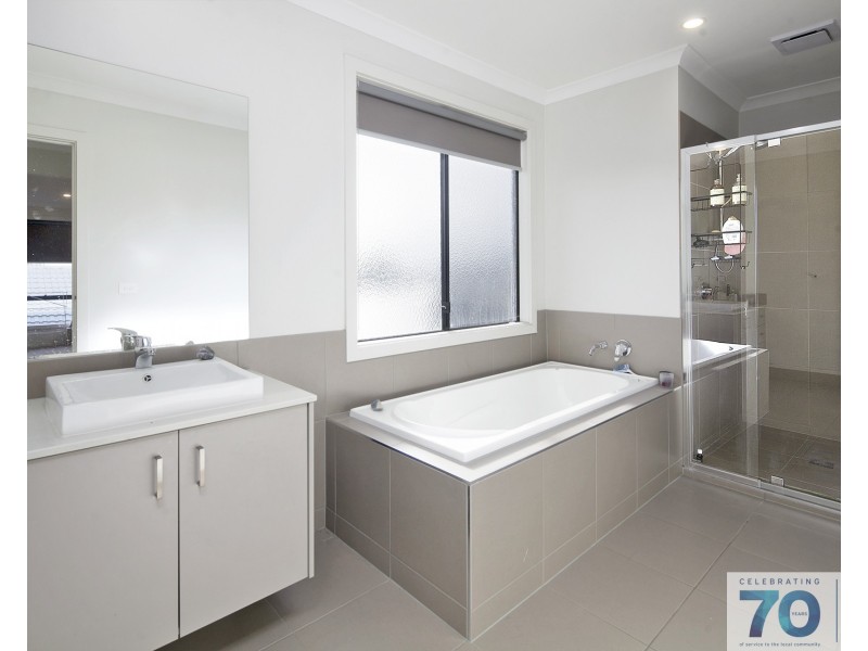 6 Fiorelli Boulevard, Cranbourne East VIC 3977