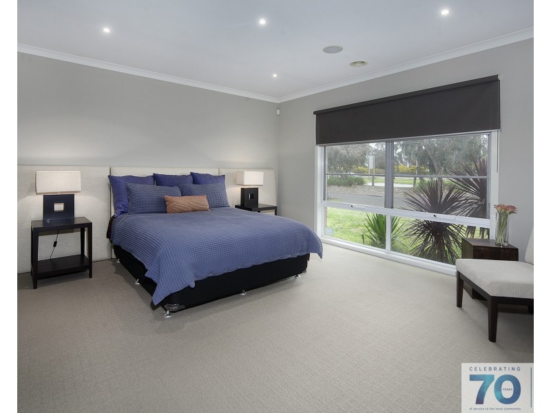 6 Harpenden Terrace, Cranbourne VIC 3977