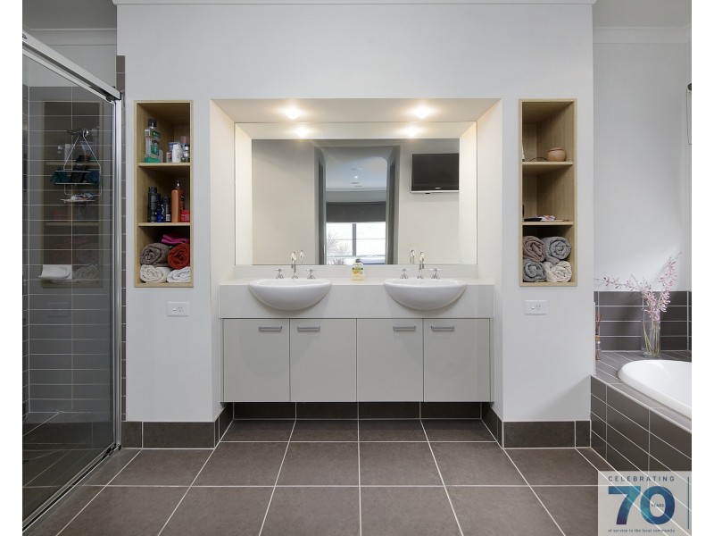 6 Harpenden Terrace, Cranbourne VIC 3977