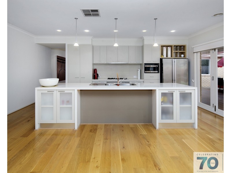 6 Harpenden Terrace, Cranbourne VIC 3977