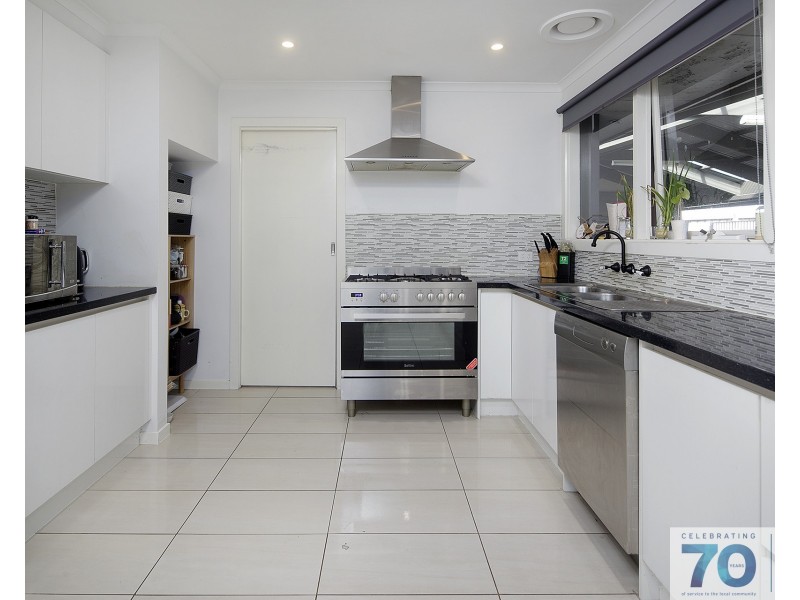 33 Holbourne Drive, Cranbourne VIC 3977