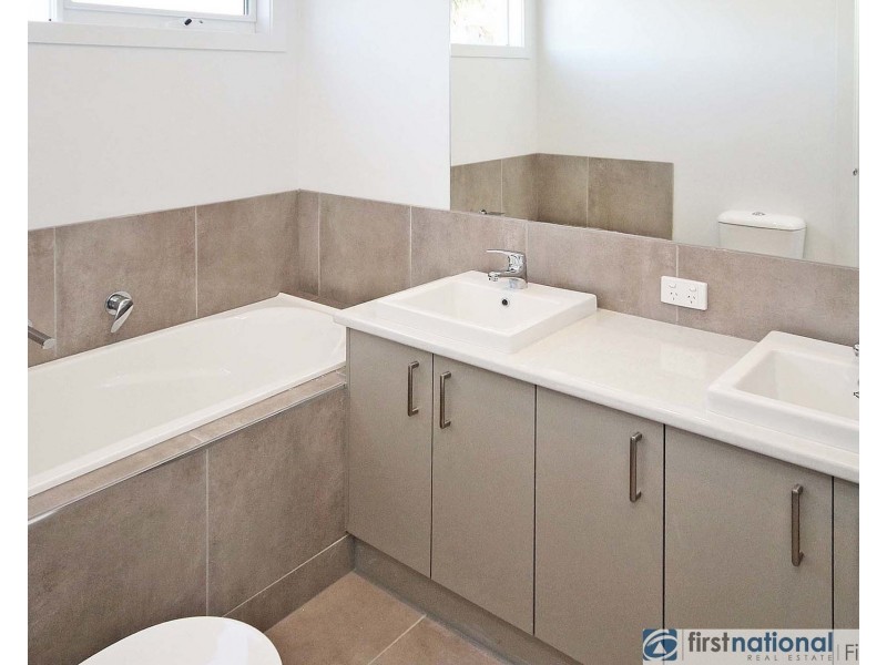 2/2 Mundaring Drive, Cranbourne VIC 3977